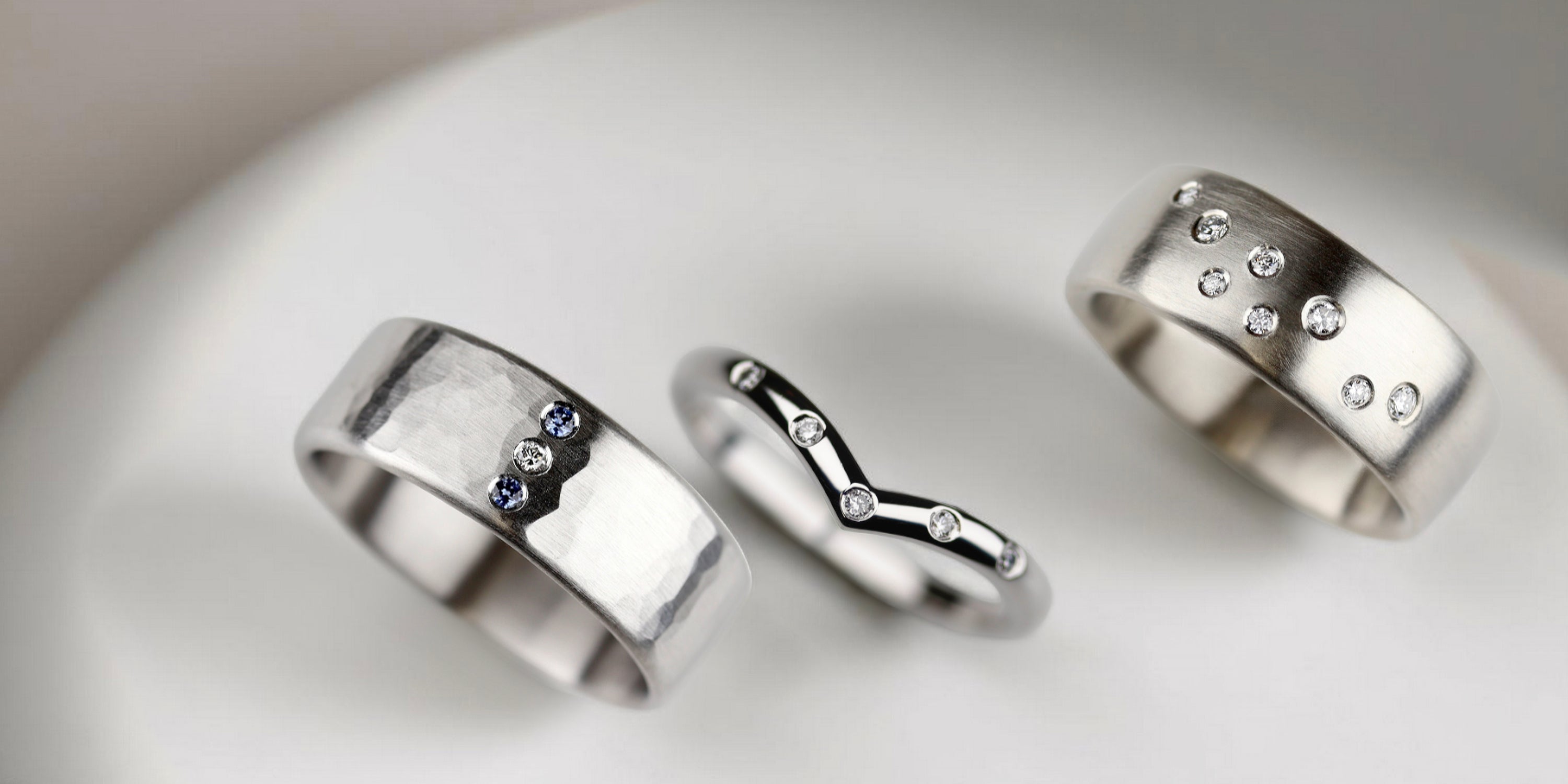 Bead-set Conflict-free Diamond in Wood Bark Textured Yellow Gold Wedding Band