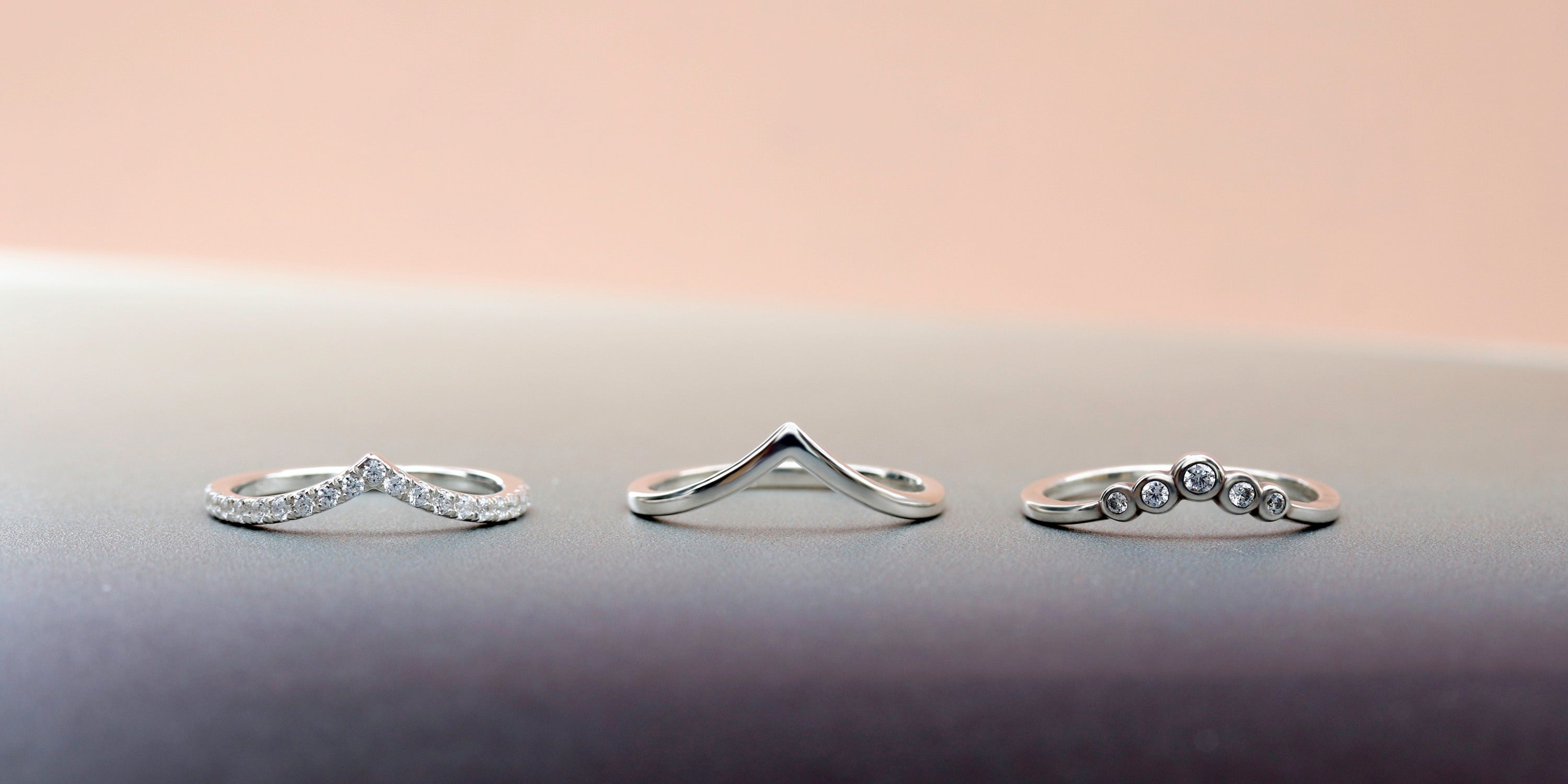 Conflict-free diamond half-circle Modern Minimalist Contour Wedding Band