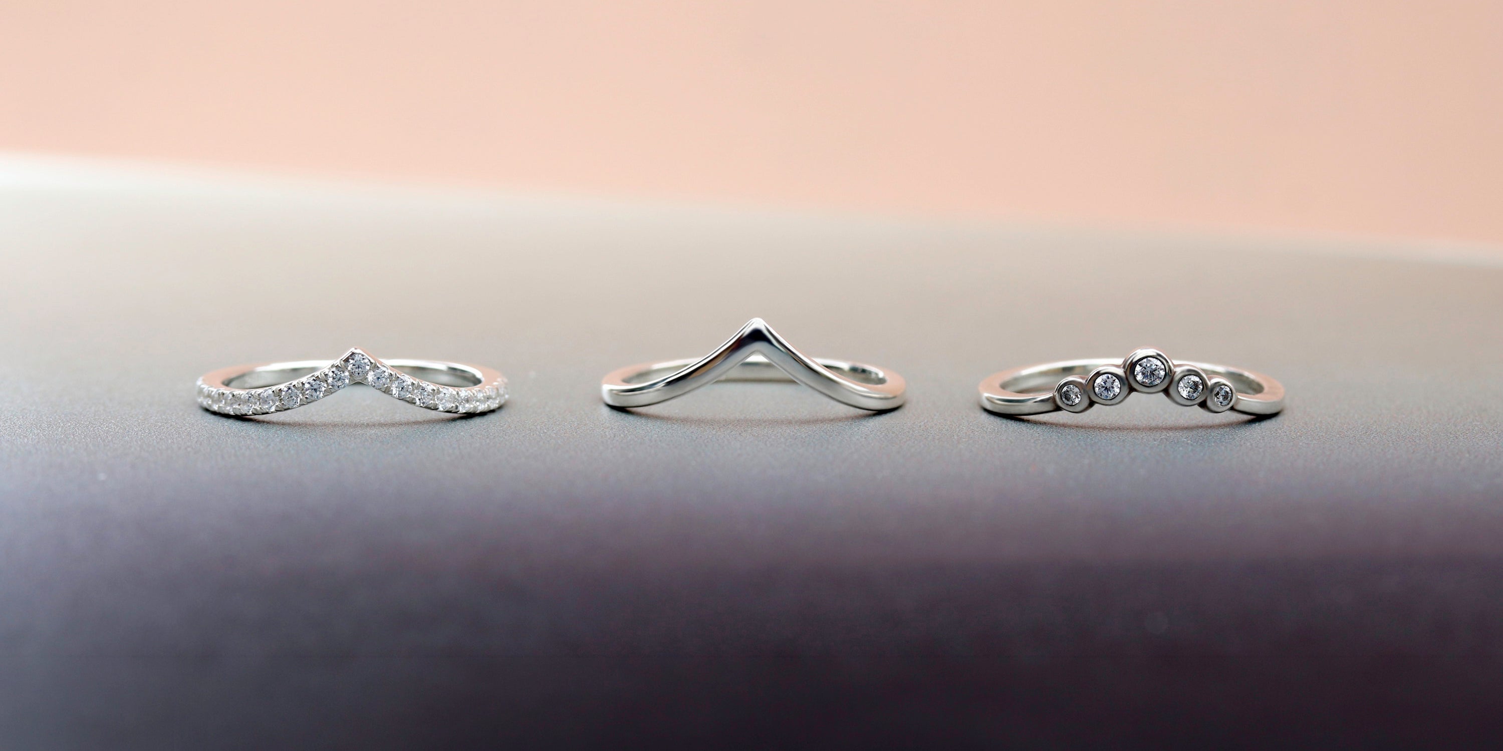 Conflict-free diamond half-circle Modern Minimalist Contour Wedding Band