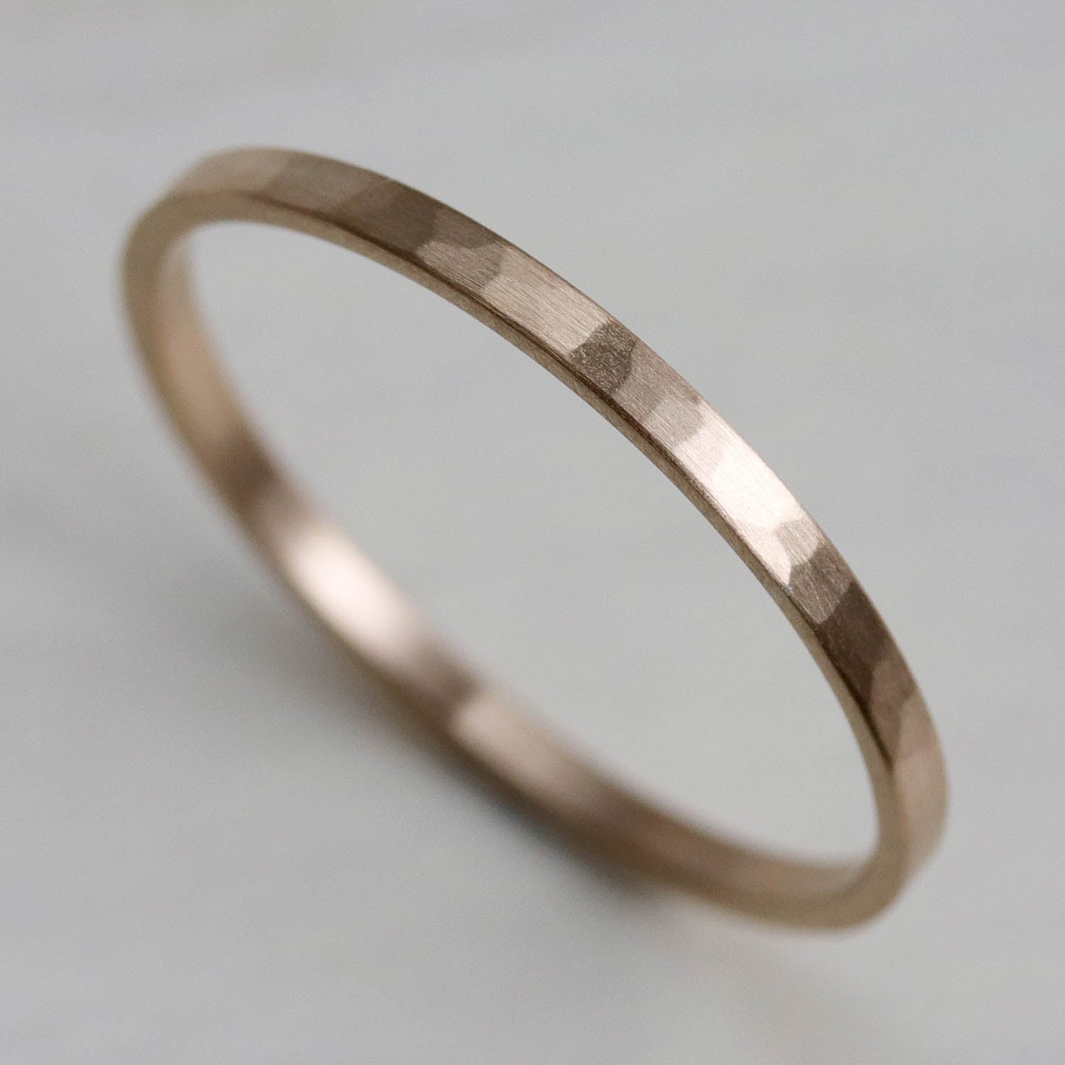 Slim Hammered Texture Flat Band •