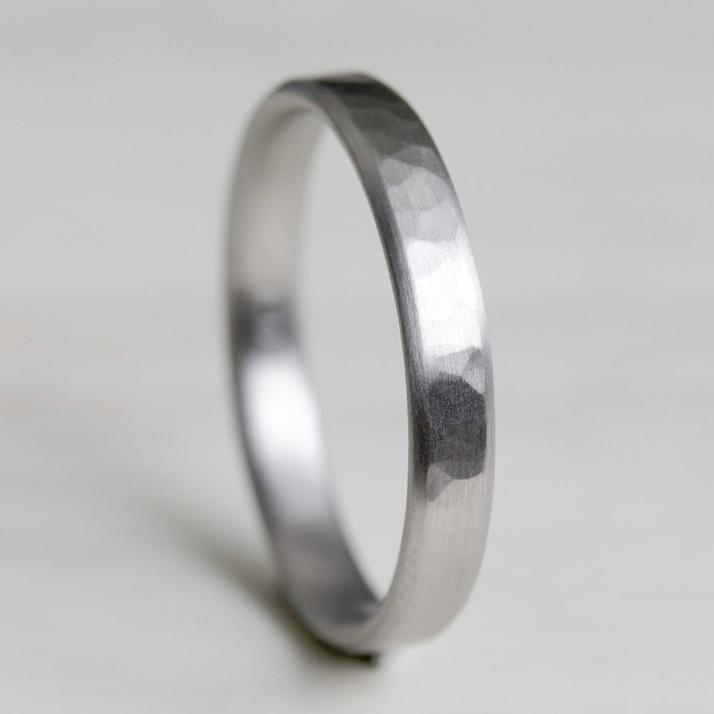 Narrow Edgeless Hammer Textured Comfort-fit Flat Band •