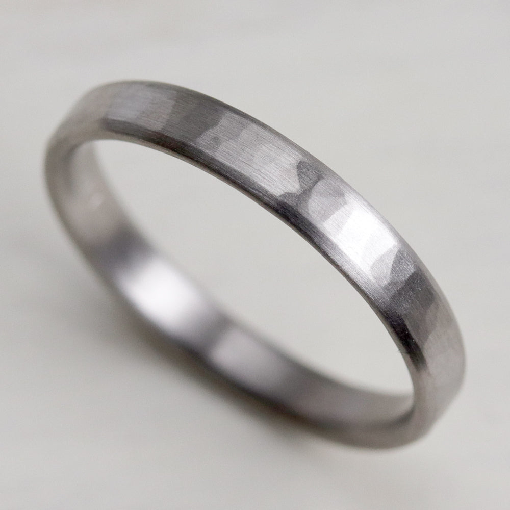 Narrow Edgeless Hammer Textured Comfort-fit Flat Band •