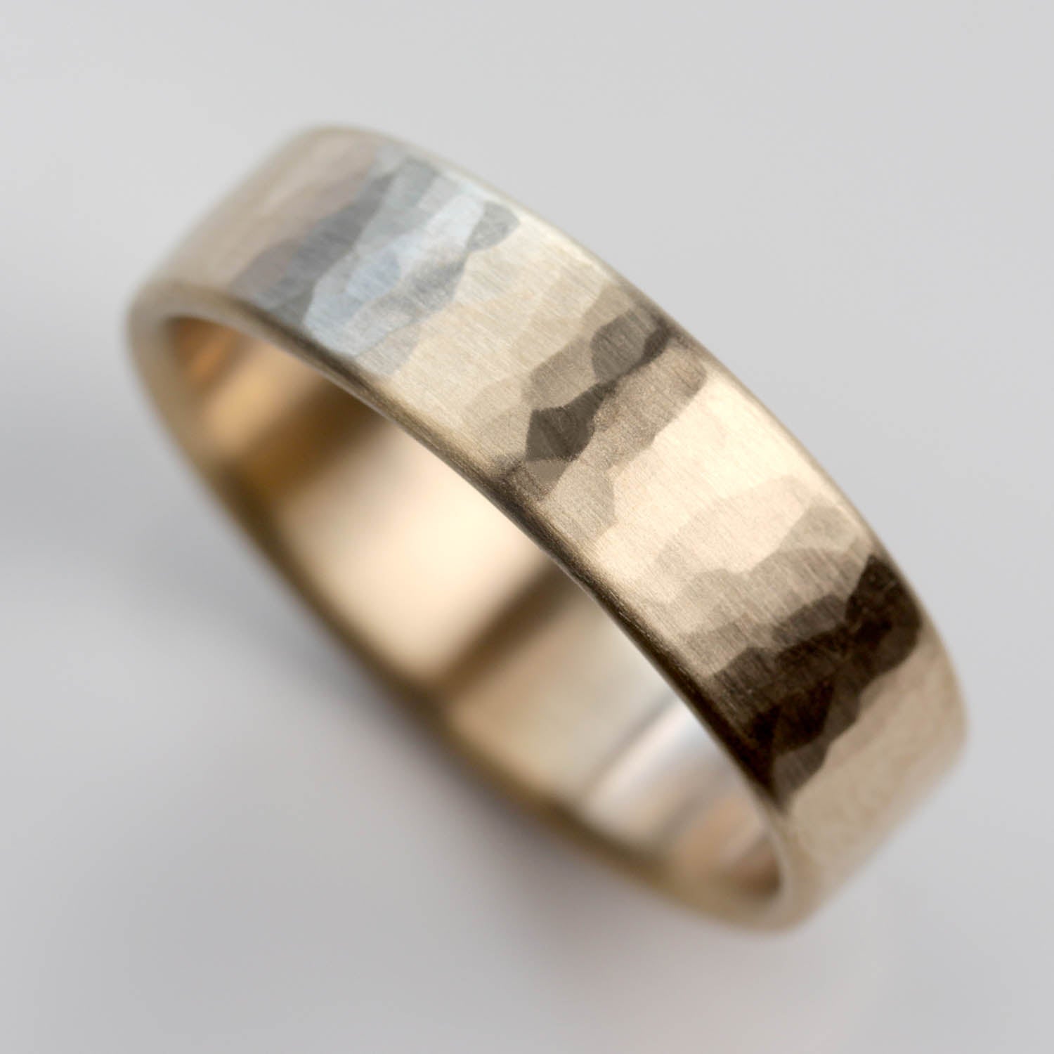 Wide Hammer Textured Edgeless Comfort-fit Band