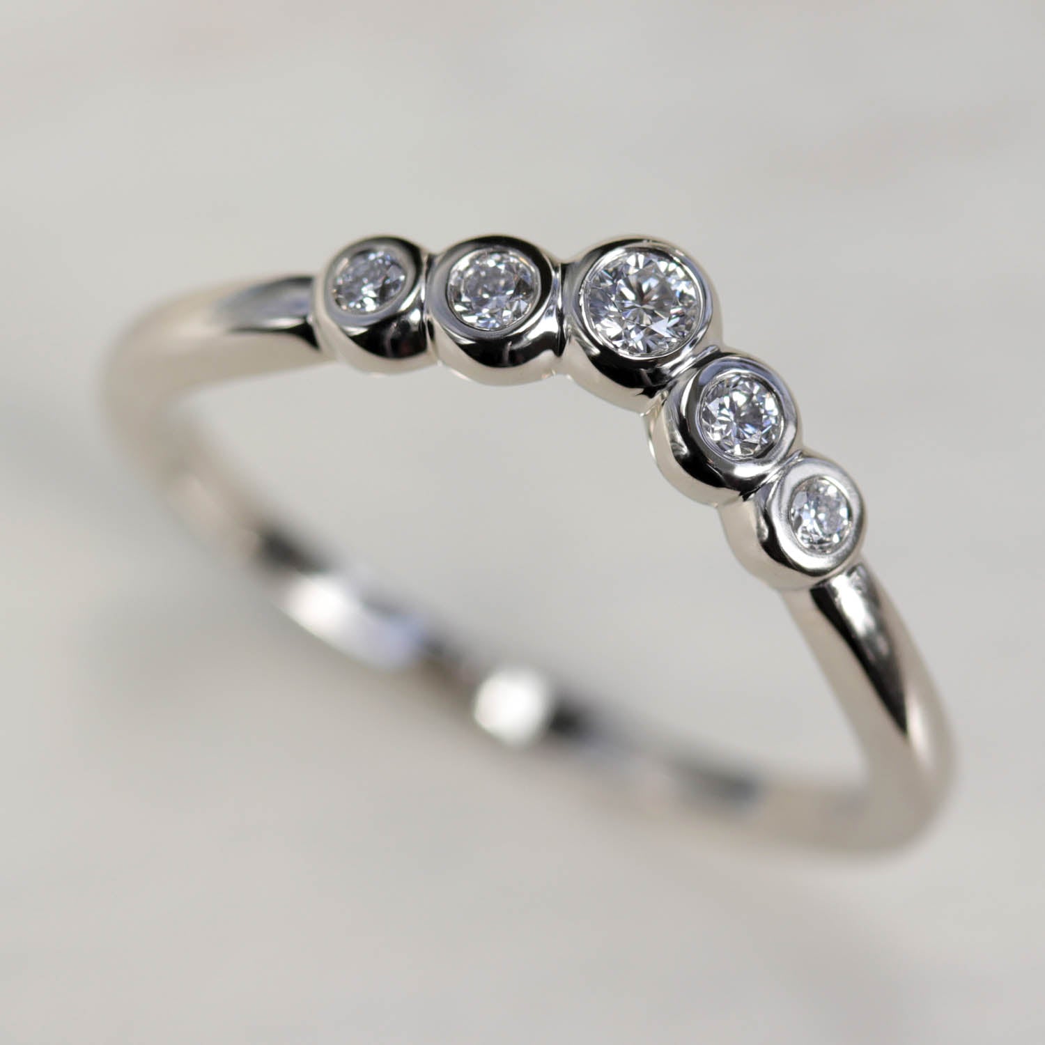 Bezel V Contour Band