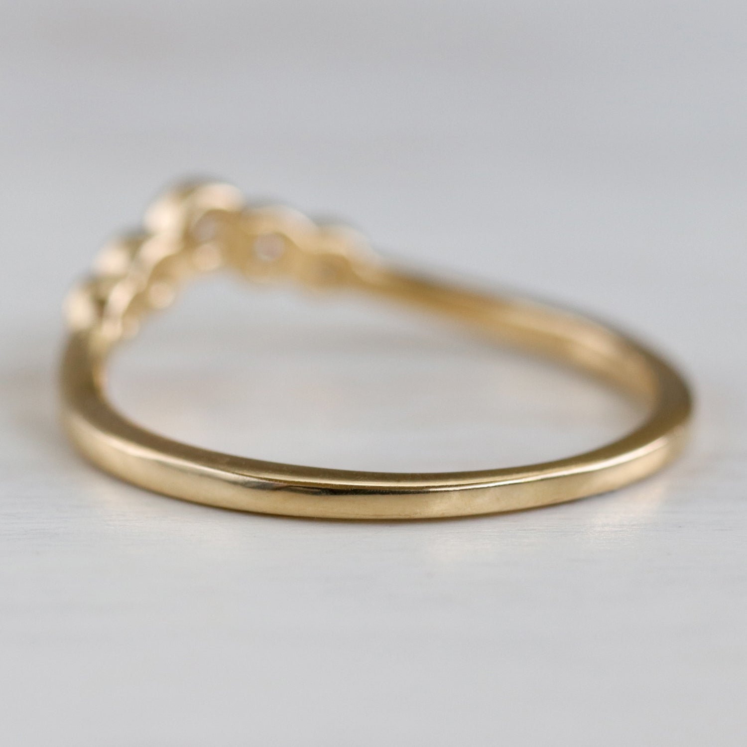 Bezel V Contour Band