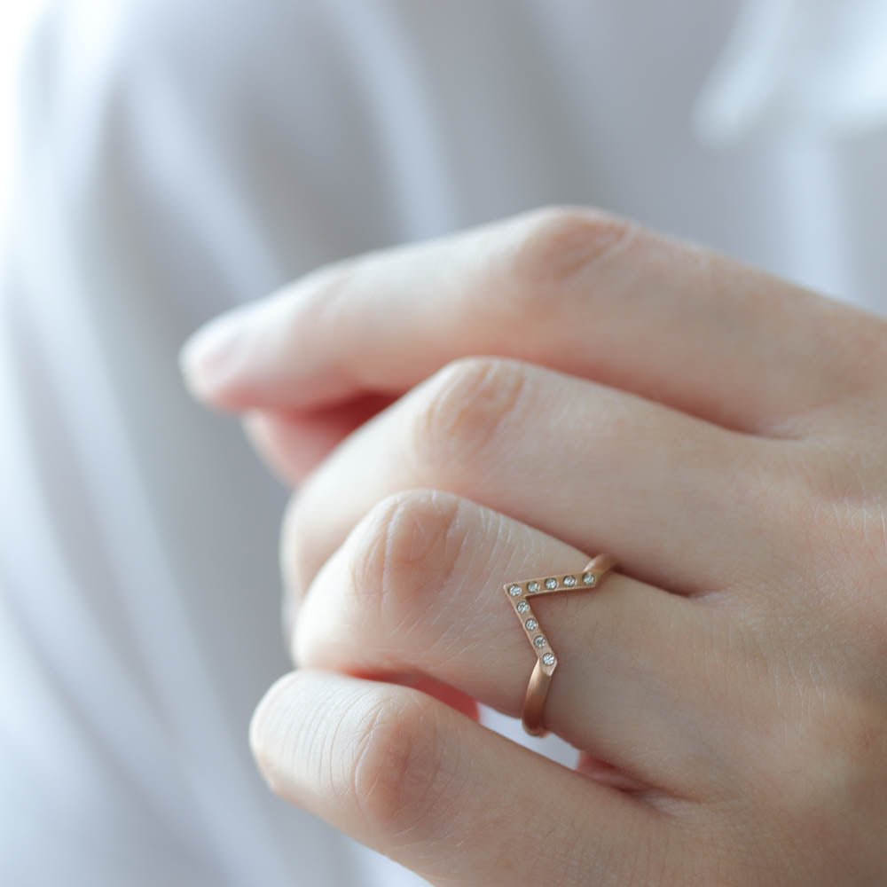 Diamond Chevron Contour Band