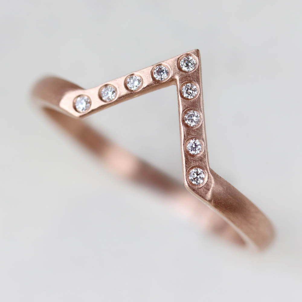 Diamond Chevron Contour Band