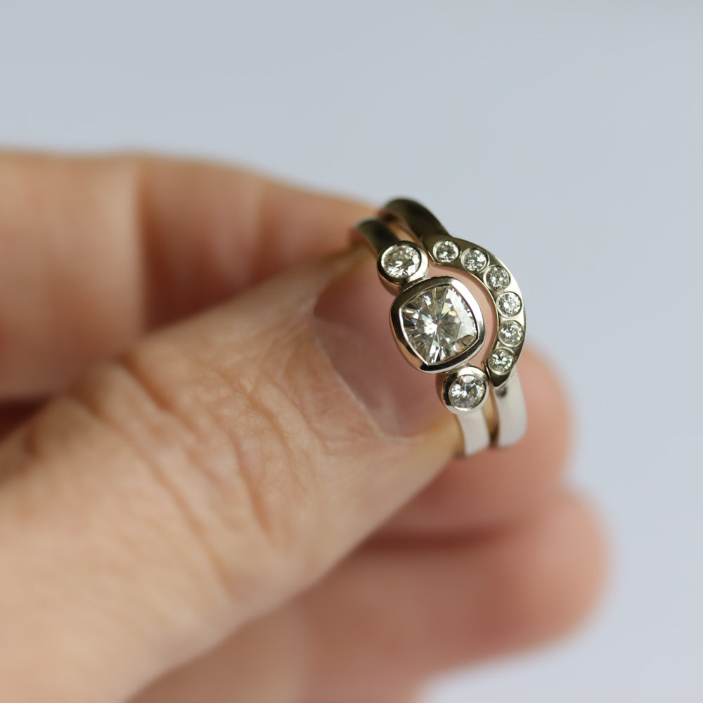 Diamond Half-Circle Contour Band •