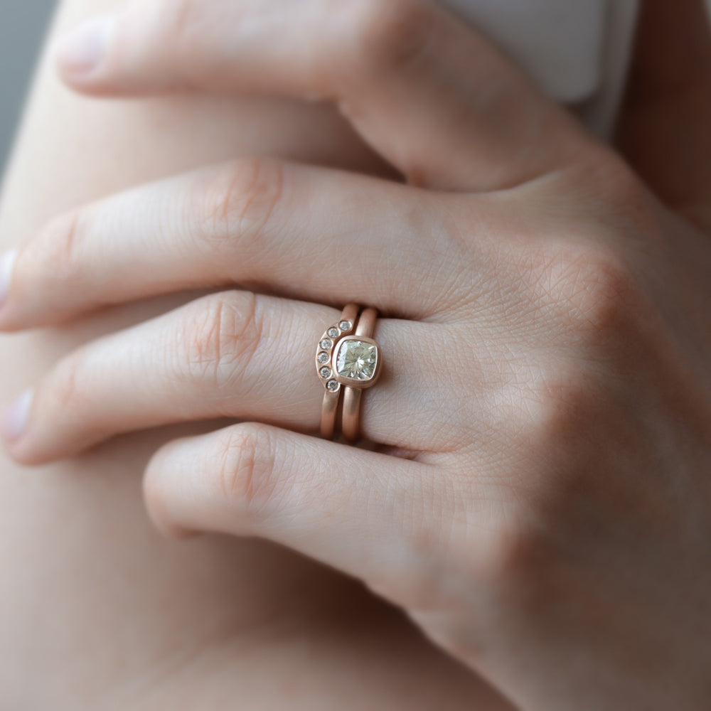 Diamond Half-Circle Contour Band •