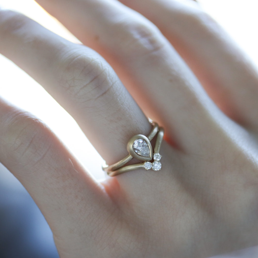 Diamond V Contour Band