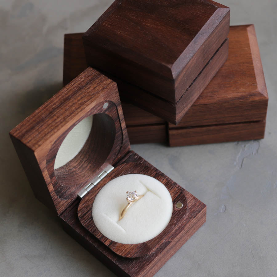 Handmade & Sustainable Walnut Ring Boxes, ring box - Aide-mémoire Jewelry