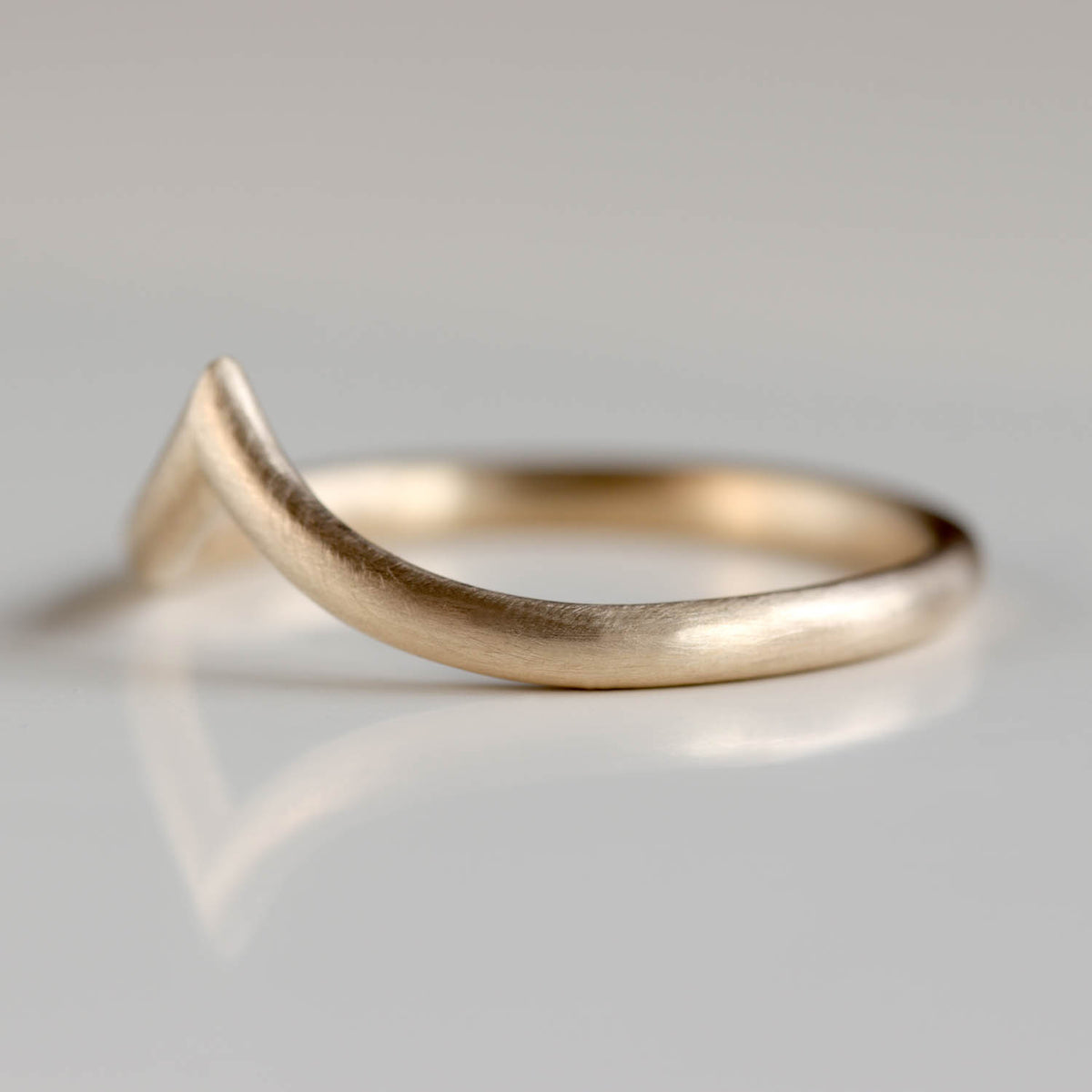 V Contour Band •