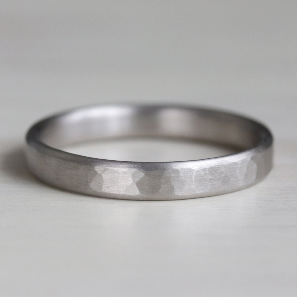 Narrow Edgeless Hammer Textured Comfort-fit Flat Band •