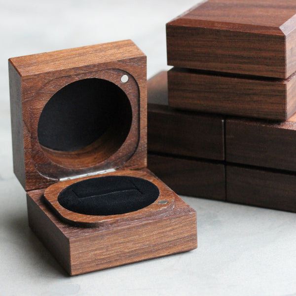 Handmade & Sustainable Walnut Ring Boxes, ring box - Aide-mémoire Jewelry