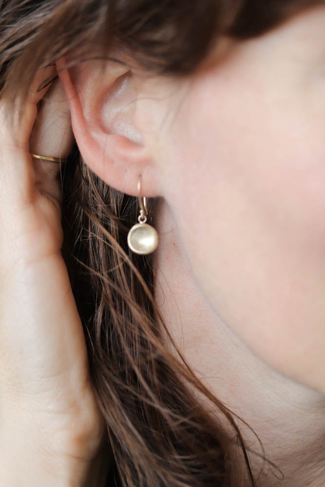 Medium Sculpted Disc Dangle Earrings, Earrings - Aide-mémoire Jewelry