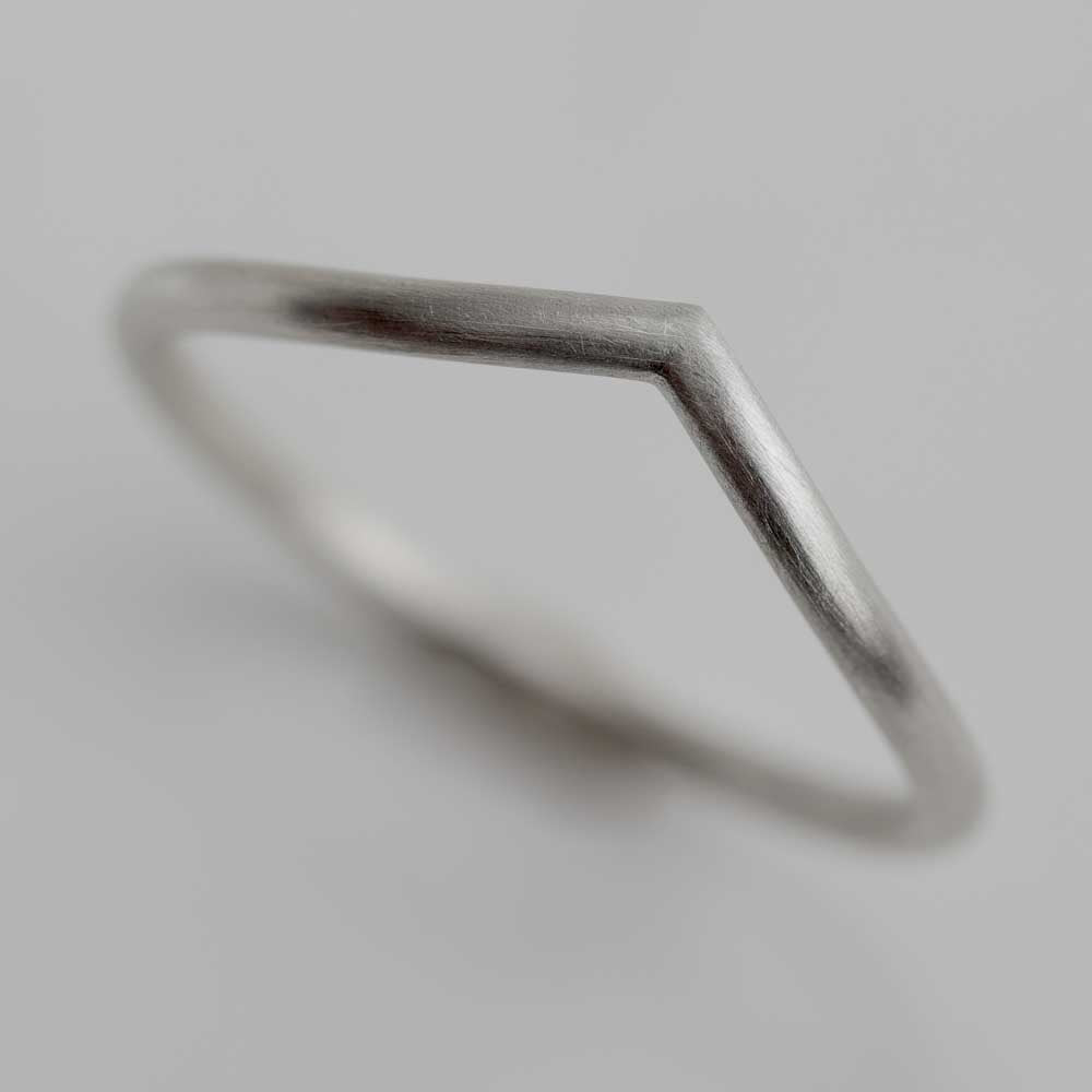 Shallow V Contour Band •
